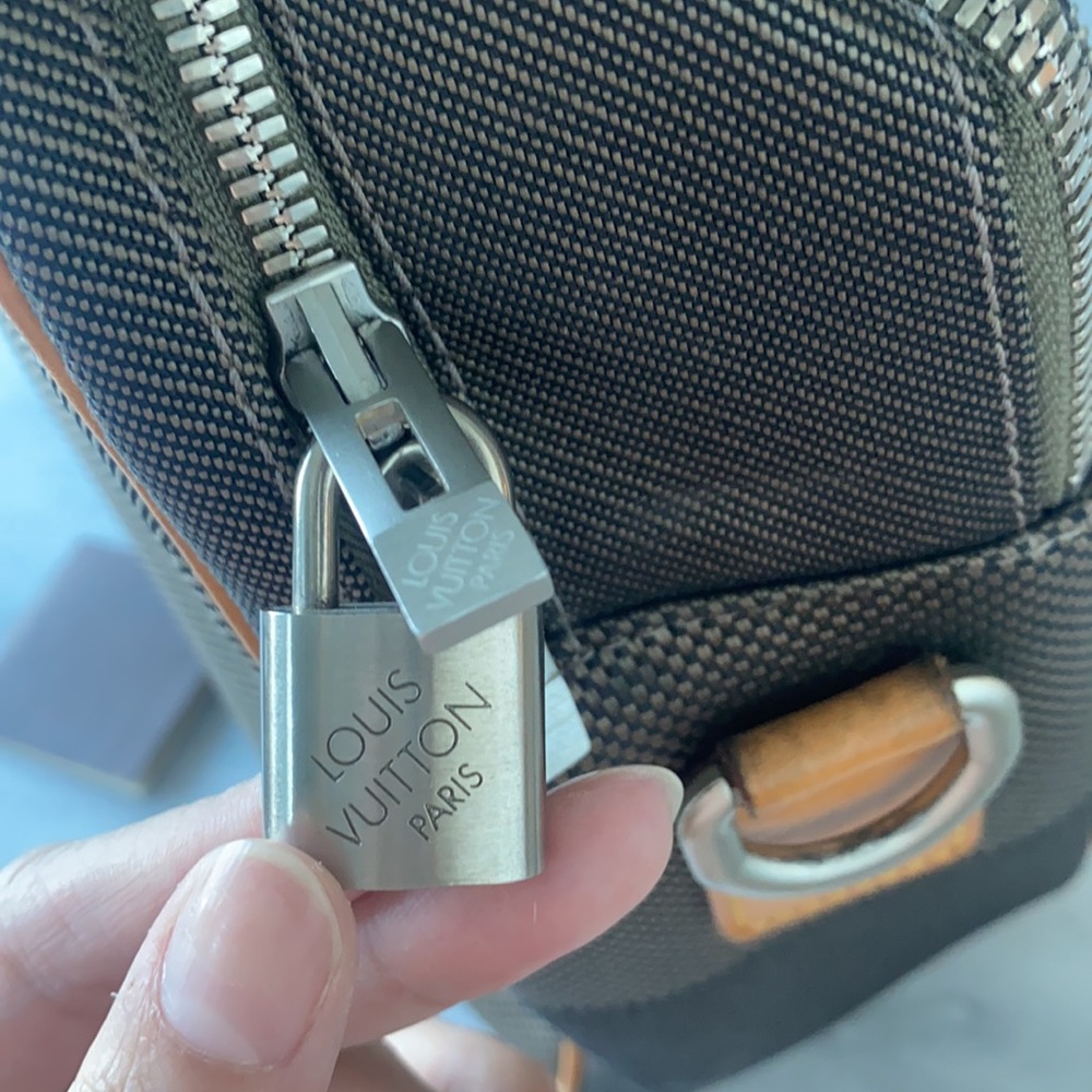 LOUIS VUITTON
Terre Damier Associe GM Messenger - Picture 2 of 7